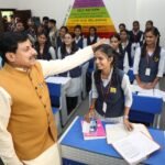 किसी से किया दुलार, किसी के सिर पर रखा हाथ, स्कूल के पहले दिन छात्राओं से इस अंदाज में मिले सीएम डॉ. मोहन