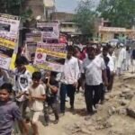 आवागमन बंद होने से परेशान रहवासियों ने किया प्रदर्शन, 10 महीनों से निर्माण अधूरा
