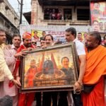 संस्था सर्वधर्म संघ ने किया कावड़ियों का स्वागत, विधायक गोलू शुक्ला को भेंट किया महाकाल का फोटो फ्रेम